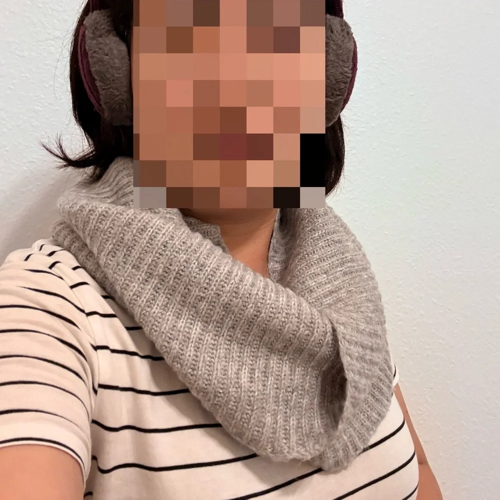 Elegant Gray Ribbed Knit Scarf